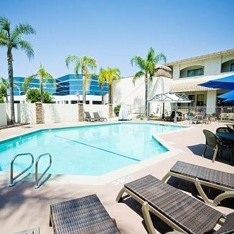 Hotel d'Lins Ontario Airport Thumbnail
