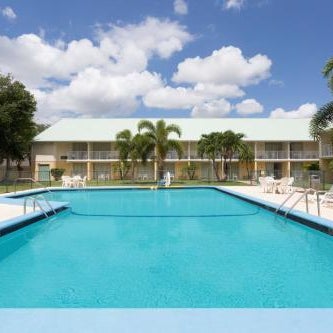 Howard Johnson by Wyndham Vero Beach / Downtown Thumbnail