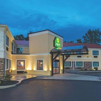 La Quinta Inn & Suites by Wyndham Buffalo Airport Thumbnail