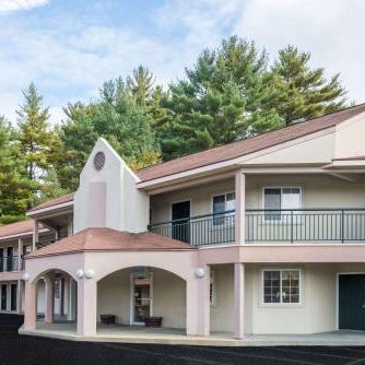 Howard Johnson by Wyndham Lenox Thumbnail