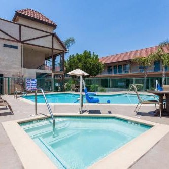 Howard Johnson by Wyndham Norco Thumbnail