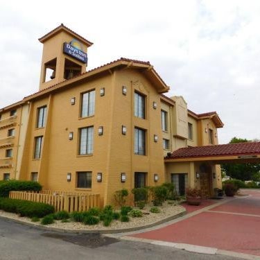Days Inn & Suites by Wyndham Arlington Heights Thumbnail