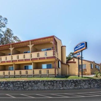 Howard Johnson by Wyndham Santa Cruz Beach Boardwalk Thumbnail