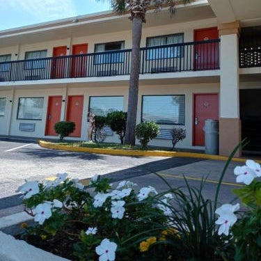 Hole Inn the Wall Hotel - Sunset Plaza - Fort Walton Beach Thumbnail