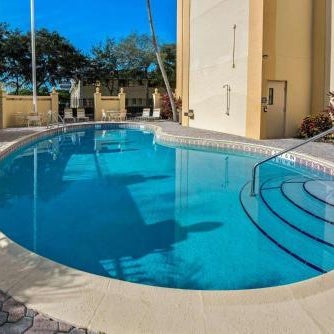 La Quinta Inn & Suites by Wyndham West Palm Beach Airport Thumbnail