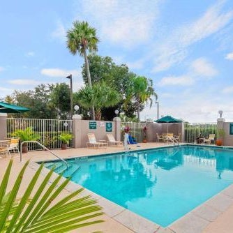 La Quinta Inn & Suites by Wyndham Naples East - I-75 Thumbnail