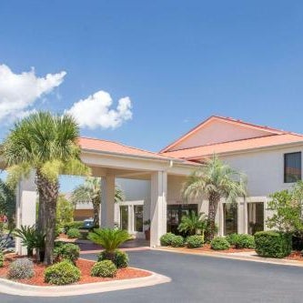 Days Inn & Suites by Wyndham Navarre - near Beaches/Hurlburt Thumbnail