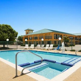 Super 8 by Wyndham Grand Prairie Southwest Thumbnail
