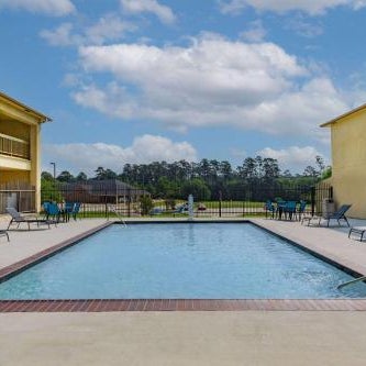 Days Inn & Suites by Wyndham Huntsville Thumbnail