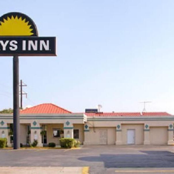 Days Inn by Wyndham South Fort Worth Thumbnail