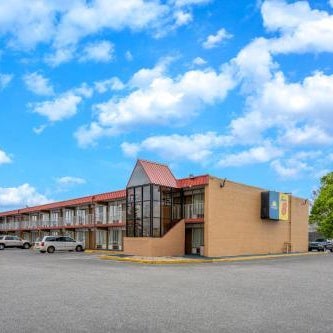 Super 8 by Wyndham Perrysburg/Toledo Thumbnail
