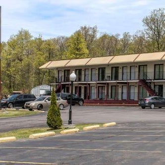 Econo Lodge Inn & Suites near Split Rock and Harmony Lake Thumbnail