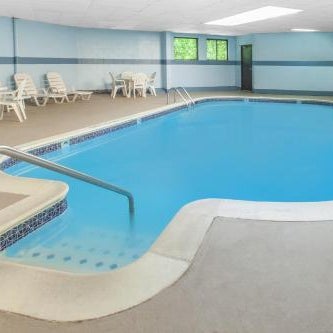 Days Inn & Suites by Wyndham Madison Heights MI Thumbnail