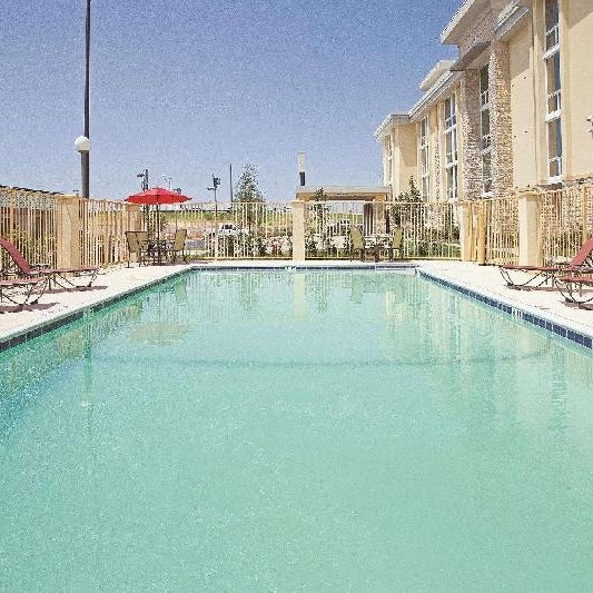 La Quinta Inn & Suites by Wyndham Dallas I-35 Walnut Hill Thumbnail