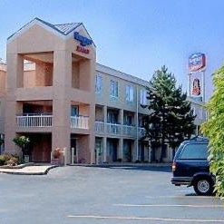 Baymont by Wyndham Kalamazoo East Thumbnail