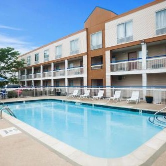 Howard Johnson by Wyndham Romulus Detroit Metro Airport Thumbnail