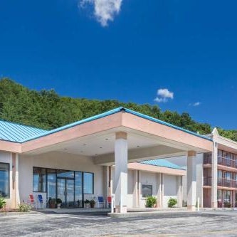 Howard Johnson Hotel & Conference Center by Wyndham Salem Thumbnail
