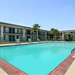 Days Inn & Suites by Wyndham Jennings Thumbnail