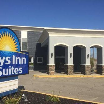 Days Inn & Suites by Wyndham Cincinnati North Thumbnail