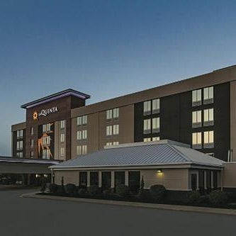La Quinta Inn & Suites by Wyndham Cleveland Airport West Thumbnail