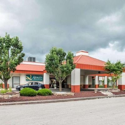 Quality Inn & Suites Kansas City I-435n Near Sports Complex Thumbnail