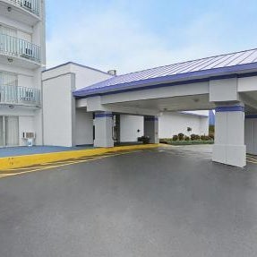 Howard Johnson by Wyndham Benton Harbor Thumbnail