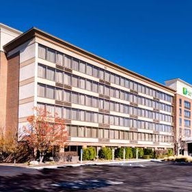 Holiday Inn & Suites Warren by IHG