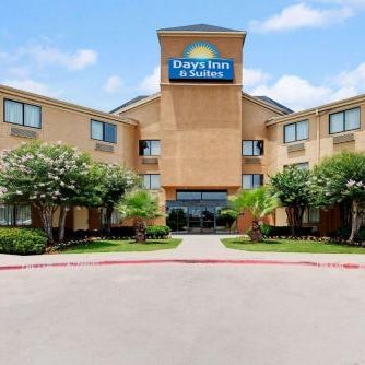 Days Inn & Suites by Wyndham DeSoto Thumbnail