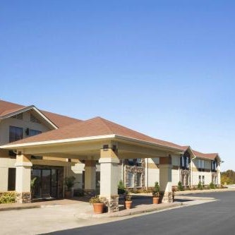 Days Inn & Suites by Wyndham Commerce Thumbnail