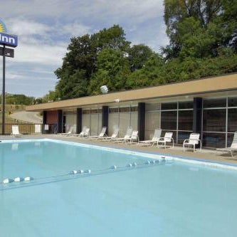 Days Inn by Wyndham Dubuque Thumbnail