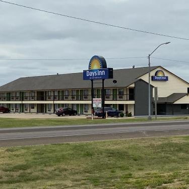 Days Inn by Wyndham Pratt Thumbnail
