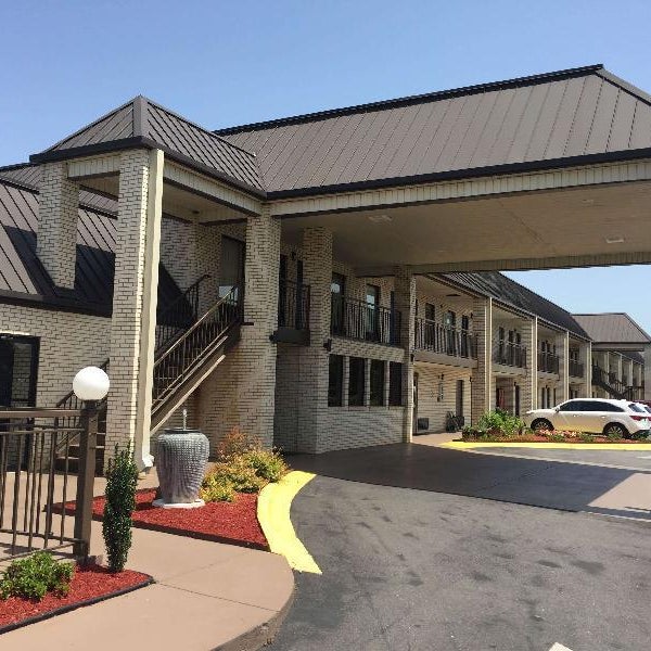 Deluxe Inn & Suites Thumbnail