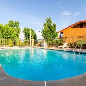Econo Lodge Inn & Suites I-35 At Shawnee Mission Thumbnail