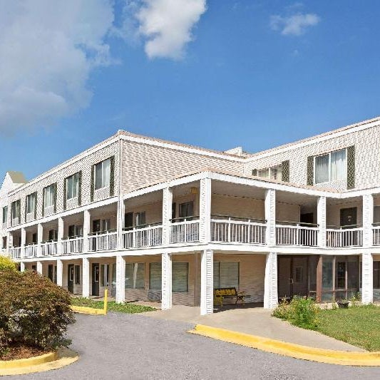 Baymont by Wyndham College Park Atlanta Airport South Thumbnail