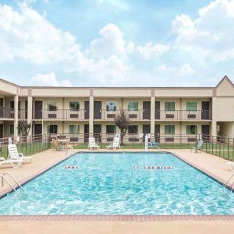 Super 8 by Wyndham Williamsburg Thumbnail