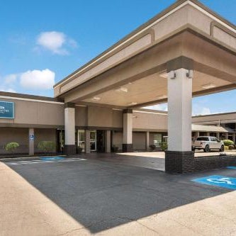 Clarion Inn & Suites Russellville I-40 Thumbnail