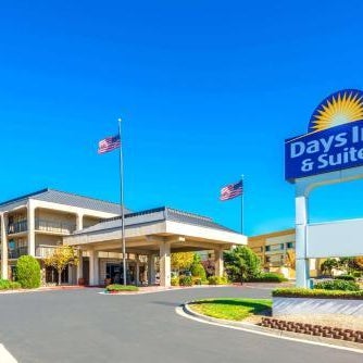 Days Inn & Suites by Wyndham Albuquerque North Thumbnail