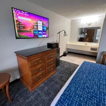 Travelodge by Wyndham Lincoln Northeast Thumbnail