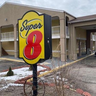 Deluxe Inn & Suites Thumbnail