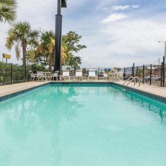 Days Inn by Wyndham Biloxi Beach Thumbnail