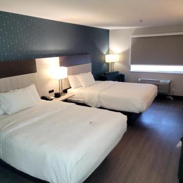 La Quinta Inn & Suites by Wyndham Santa Rosa Thumbnail