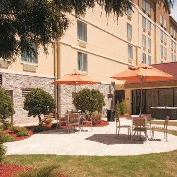 La Quinta Inn & Suites by Wyndham Atlanta Airport North Thumbnail