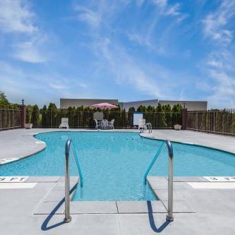 Howard Johnson by Wyndham Evansville East Thumbnail