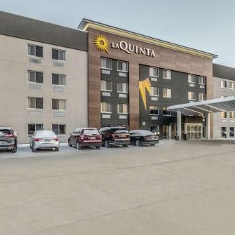 La Quinta Inn & Suites by Wyndham Cleveland - Airport North Thumbnail