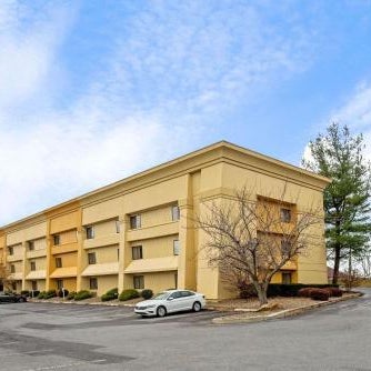 La Quinta Inn & Suites by Wyndham Harrisburg Airport Hershey Thumbnail