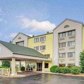 Days Inn & Suites by Wyndham Kansas City South Thumbnail