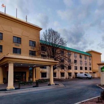 La Quinta Inn & Suites by Wyndham Milwaukee Bayshore Area Thumbnail