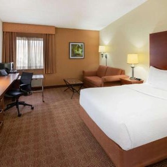 La Quinta Inn & Suites by Wyndham Minneapolis Airport Bloomingto Thumbnail