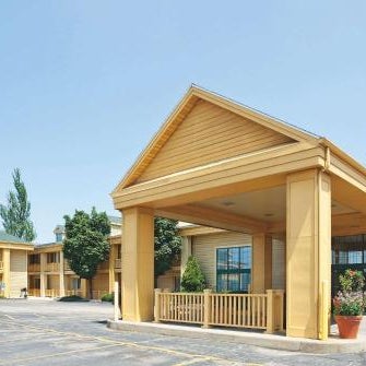 La Quinta Inn & Suites by Wyndham Oshkosh Thumbnail