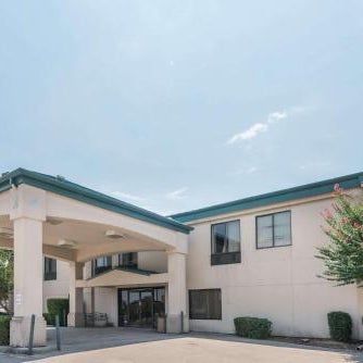 Super 8 by Wyndham Fort Worth South Thumbnail